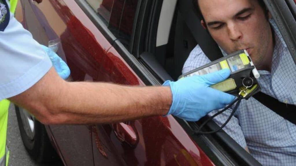 Șofer surprins cu o alcoolemie uluitoare de 2,18 g/l în sânge și fără permis: poliția l-a arestat