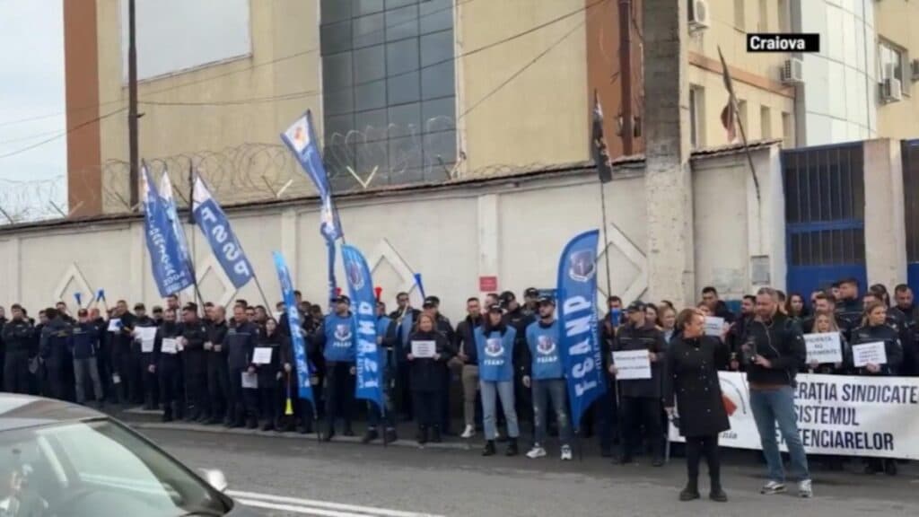 Bolojan decide închiderea centrului de detenție, iar gardienii protestează pe străzi