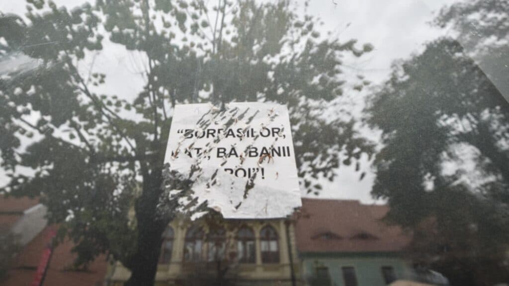 „Înapoiați banii, hoților! Mesaje curajoase pe casa familiei Iohannis, descoperite de ANAF la intrare.”