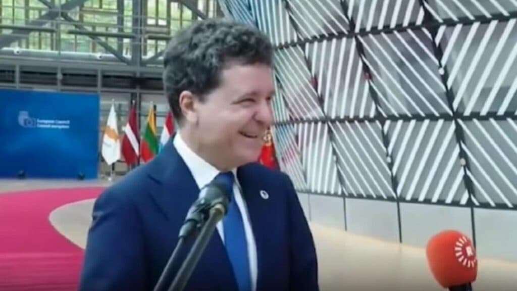 Florența își prezintă broșura: o lectură captivantă pentru zborurile spre Copenhaga, oferită de Nicușor Dan tuturor pasagerilor