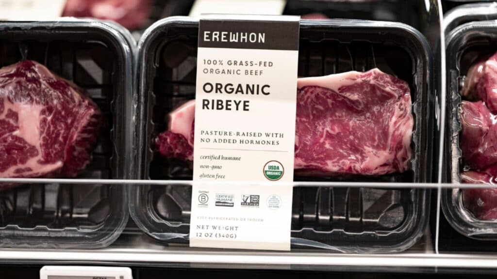 Bruxelles impune restricții asupra veganilor: UE intenționează să interzică denumirile de „șnițel”, „cârnați” și „friptură” pentru alternativele vegetale