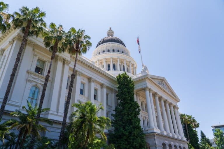 Noua lege din California privind siguranța AI demonstrează că reglementarea și inovația pot coexista armonios
