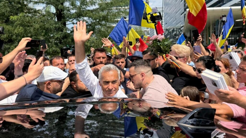 Călin Georgescu se prezintă la poliție pentru a semna controlul judiciar. Anunț esențial al liderului suveraniștilor privind întoarcerea în arena politică