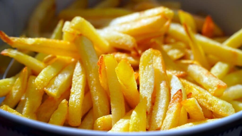 Câte calorii ascund cartofii prăjiți? De ce ar trebui să te gândești de două ori înainte să îi consumi?