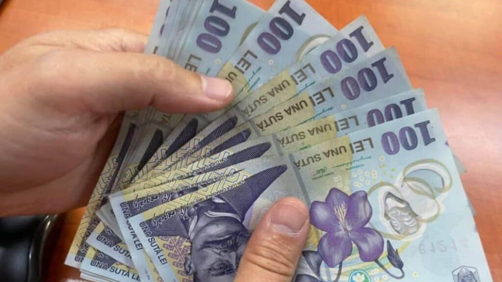 Câți români vor resimți impactul interdicției de a cumula pensia cu salariul?
