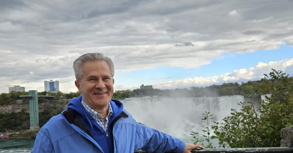 Descoperă povestea lui Doru Octavian Dumitru: actorul care a trăit trei căsnicii și își găsește acum adevărata fericire, în timp ce își revine după un AVC