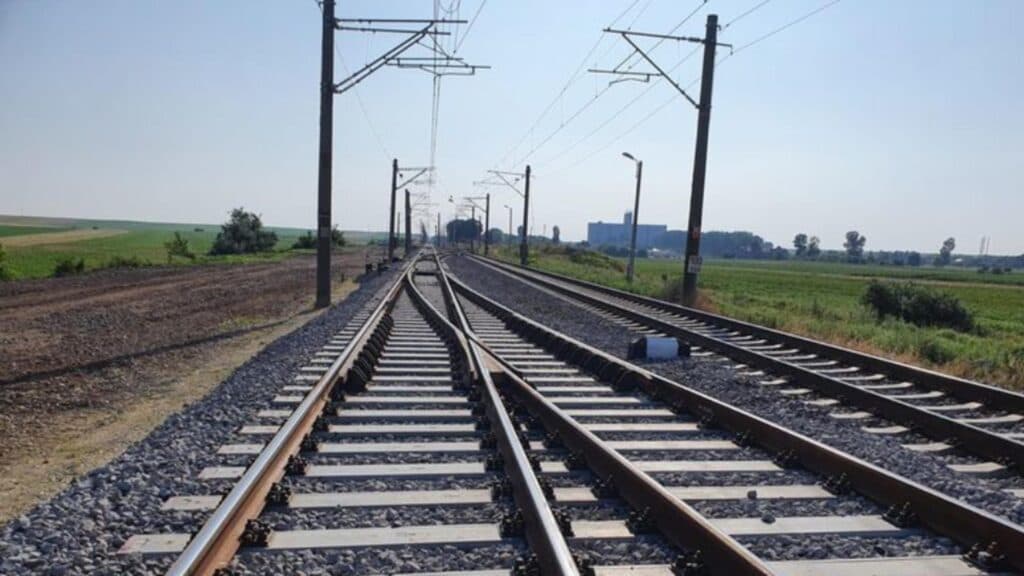 Trenurile sunt oprite temporar între Roșiori și Atârnați din cauza unei șine defecte