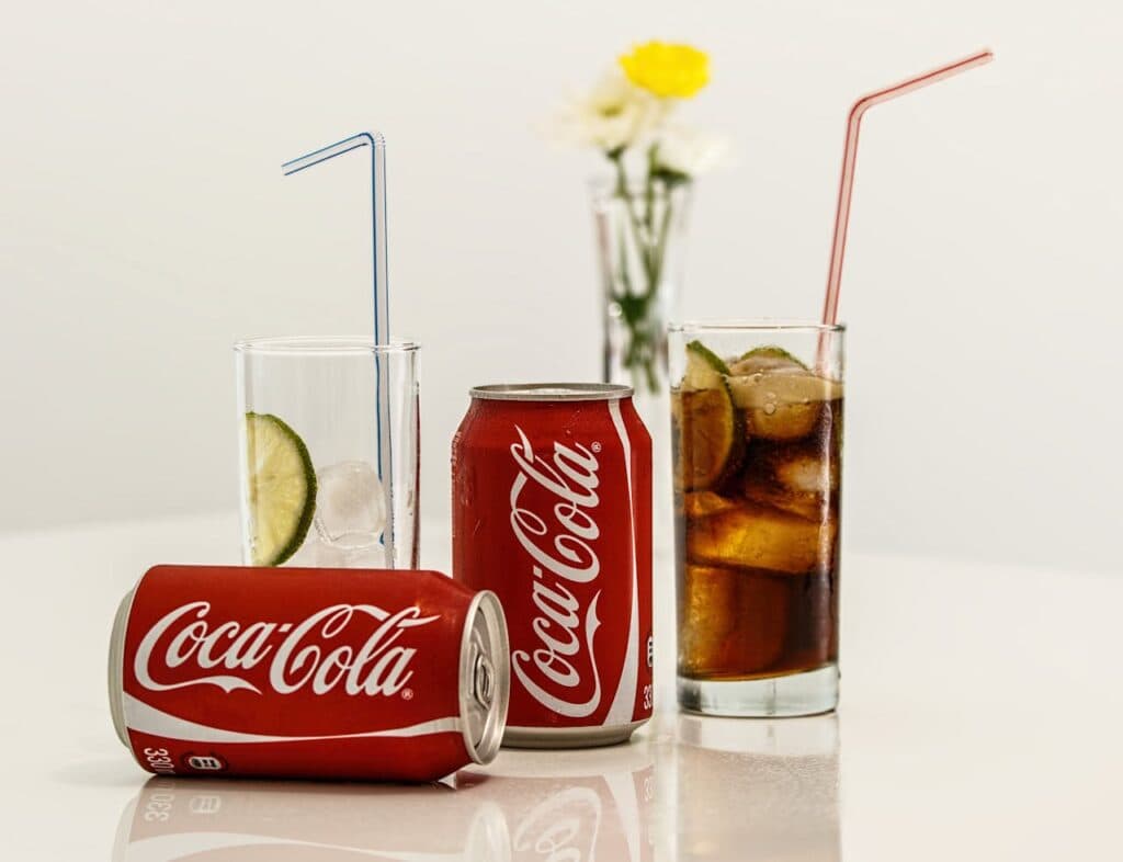 Coca-Cola își revizuiește rețeta în America la solicitarea lui Donald Trump. Ce nou ingredient va îmbogăți băutura?