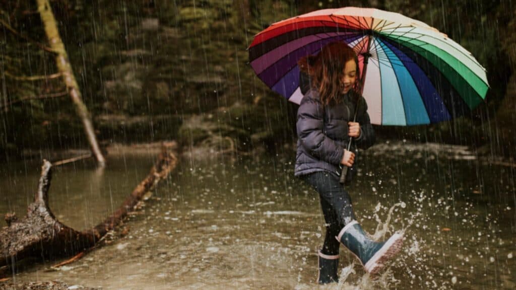 Alertă meteorologică: România sub asediul ploilor torențiale și al viscolului, cu avertizări extreme în vigoare
