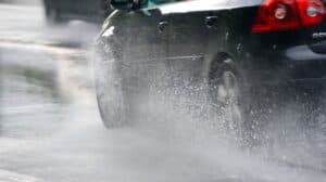 Avertizare maximă de precipitații. Ce înseamnă acvaplanarea și cum să frânezi corect pe drumuri umede