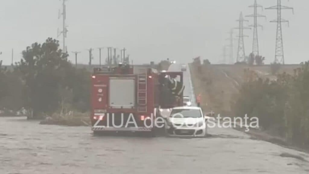 Alertă maximă de precipitații în Constanța. O mașină a fost răpită de ape: șoferul s-a agățat de capotă pentru a scăpa. Intervenție de urgență în regim de urgență
