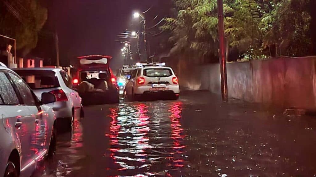 Alertă maximă în București: 38 de intervenții ale pompierilor din cauza ploilor abundente, zeci de apeluri la urgență. Raportul ISU