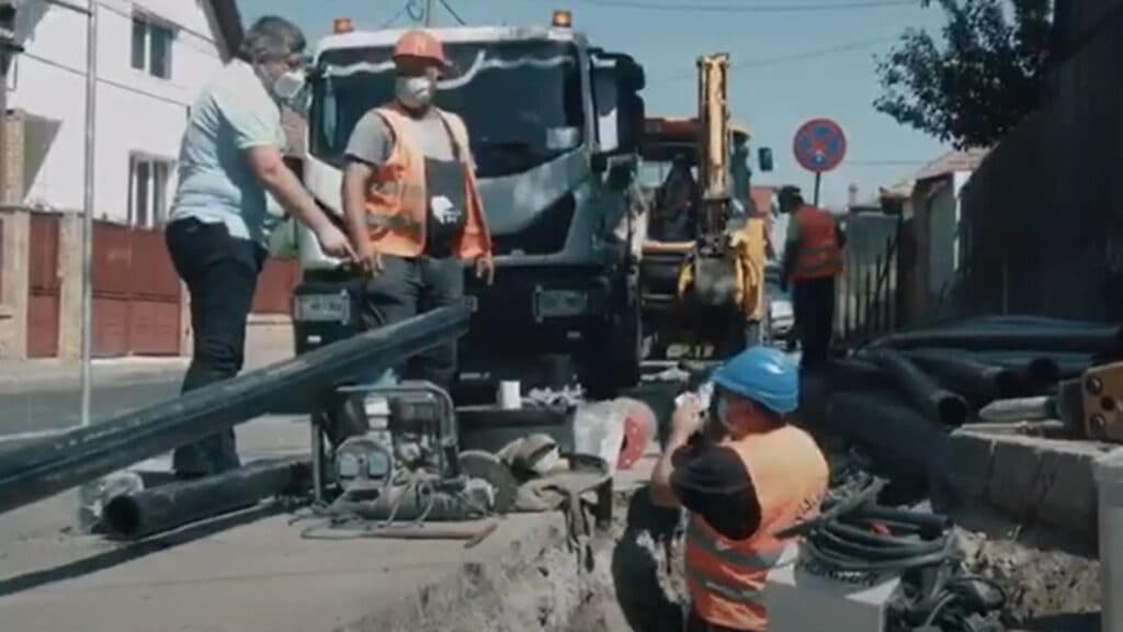 Afacerea de apă care cheltuie fonduri publice pe publicitate digitală extravagantă