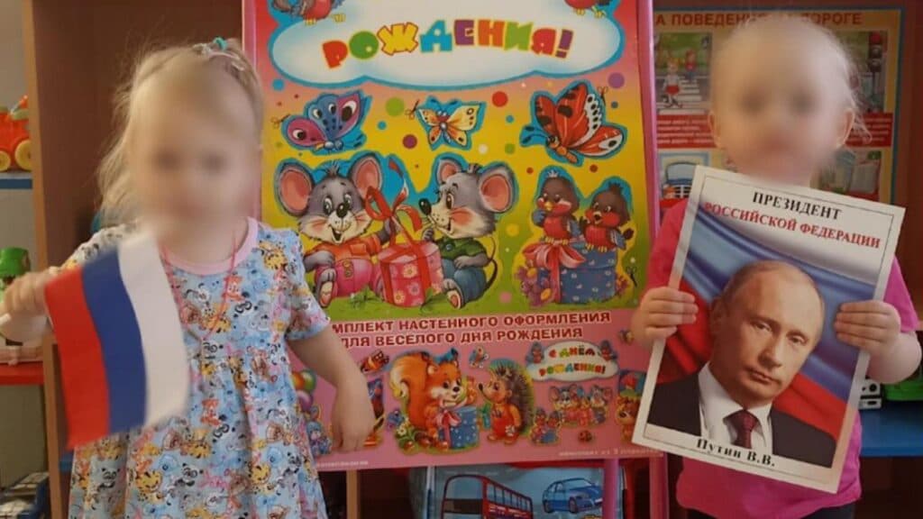 Micii elevi din grădinițe și școli rusești, constrânși să-i adreseze urări de bine lui Putin cu ocazia zilei sale de naștere: „Putin are puterea de a face orice.”