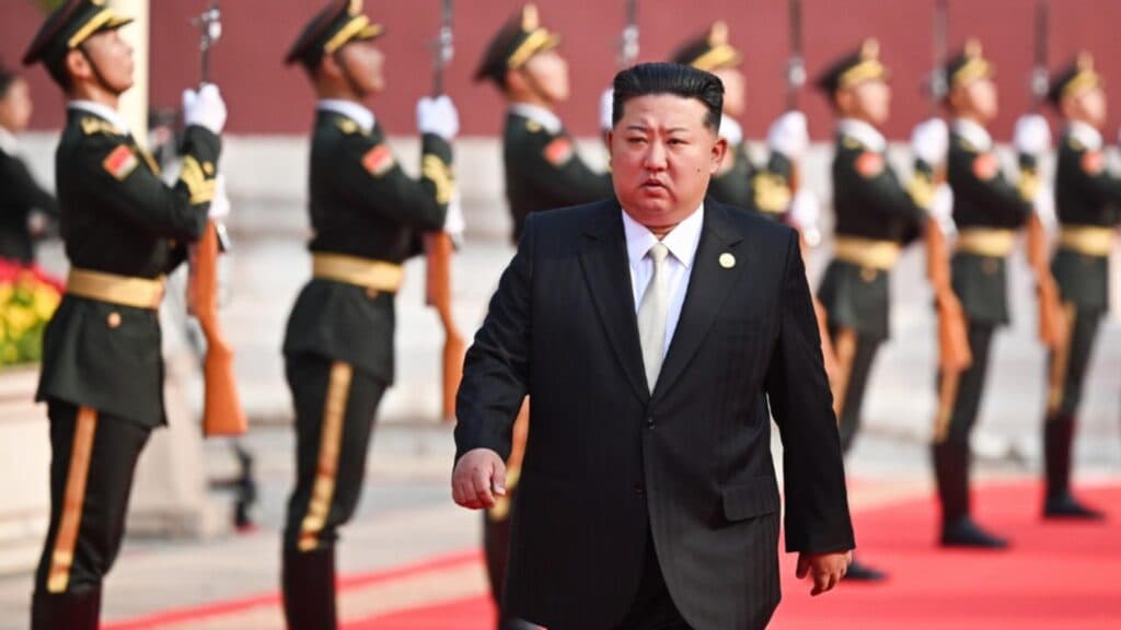 Coreea de Nord își îndreaptă atenția asupra implanturilor mamare: agenții lui Kim Jong Un încep o vânătoare neobișnuită