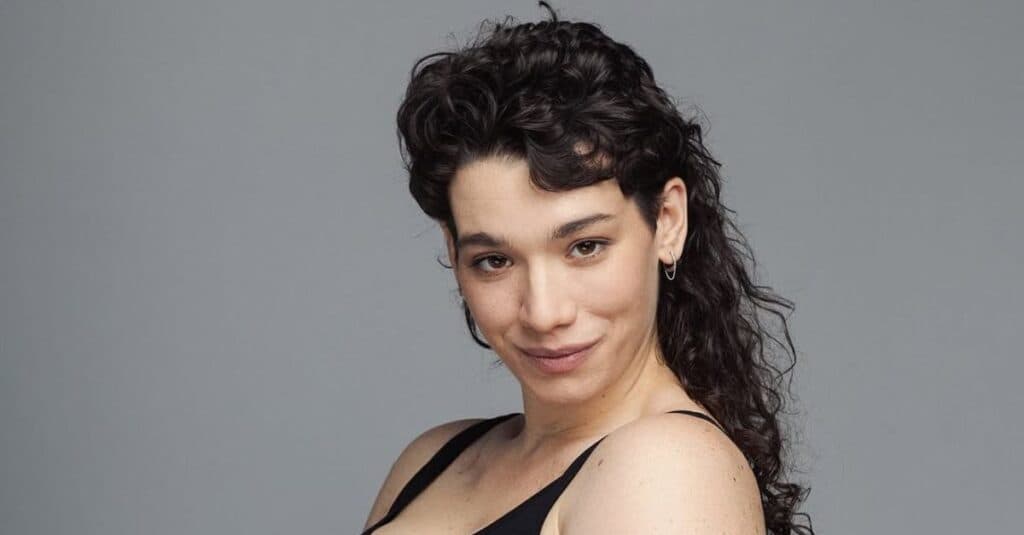Cum se adaptează Cabiria, fiica renumitei actrițe Maia Morgenstern, în calitate de mamă și cine îi este alături în această aventură?