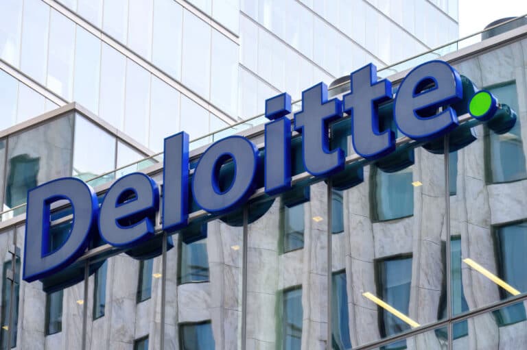 Deloitte îmbrățișează la maximum inteligența artificială, în ciuda unui important refuz pentru utilizarea sa
