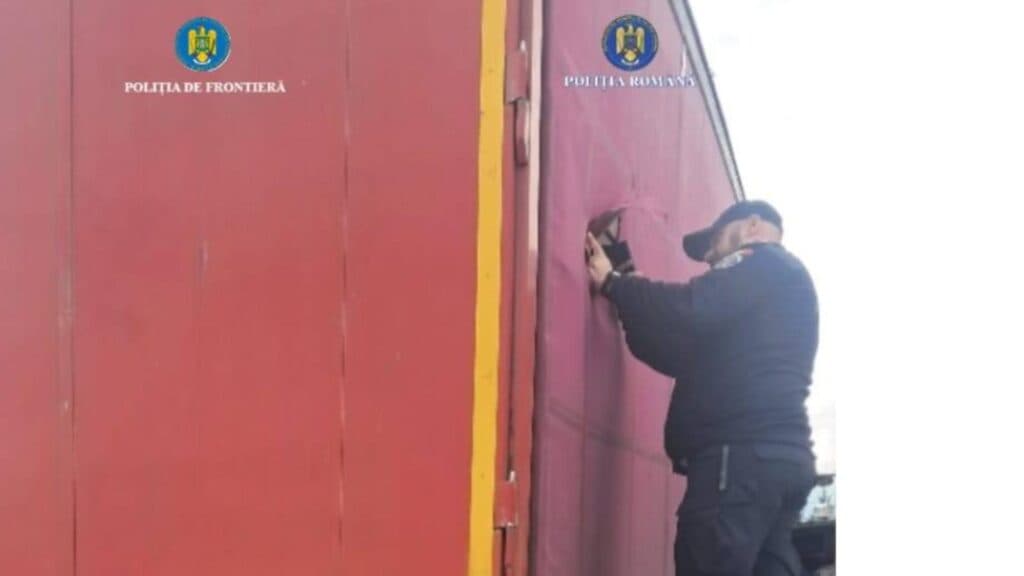Doi tineri palestinieni, găsiți ascunși în remorca unui camion pe DN5, în județul Giurgiu