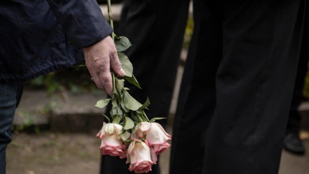 Tragedie în universul televiziunii: o prezentatoare de 29 de ani și-a pierdut viața sărind de la etaj în încercarea de a scăpa de atacatori