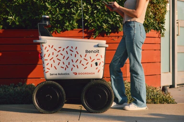 DoorDash colaborează cu Serve Robotics pentru livrări cu roboți pe trotuare în Los Angeles