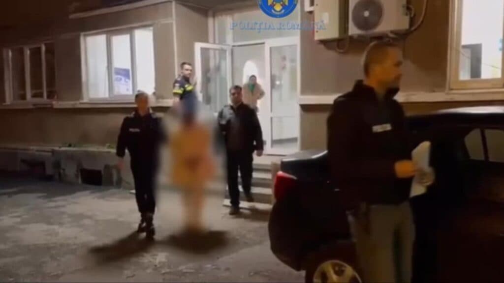 Captură în București: Două femei reținute pentru furt de îmbrăcăminte și agresiune asupra personalului unui magazin