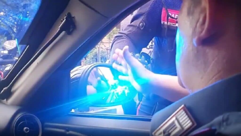 Două românce, sub amenințarea armei, obligate să se drogheze cu cocaină