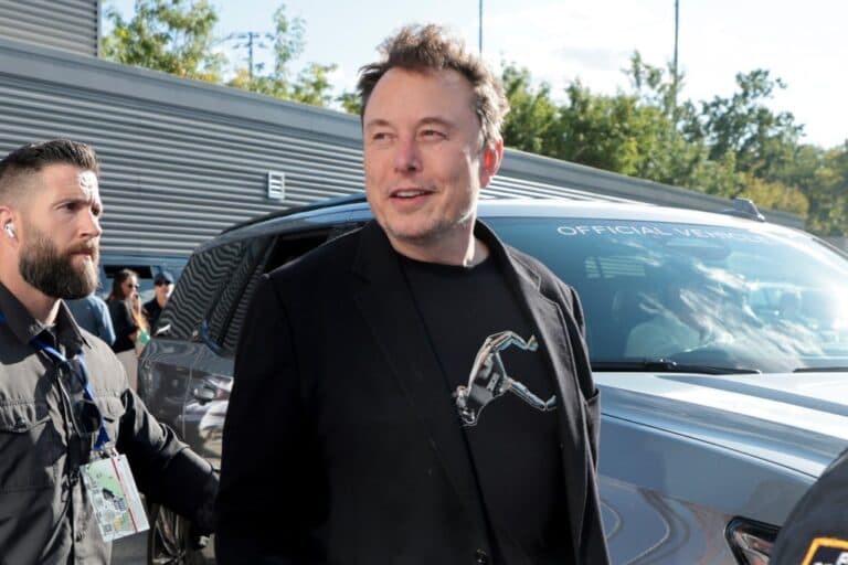 Elon Musk își exprimă îngrijorarea cu privire la gestionarea „armatei de roboți” Tesla, în timp ce afacerea auto dă semne de revenire