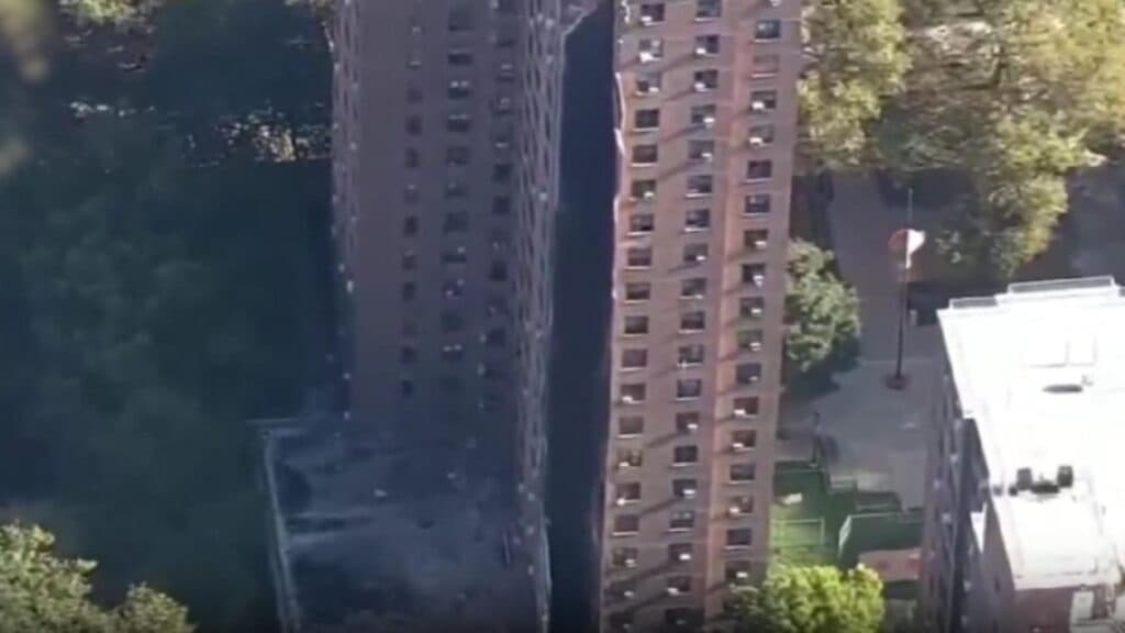 Explozie catastrofală în New York: O clădire de 17 etaje s-a prăbușit
