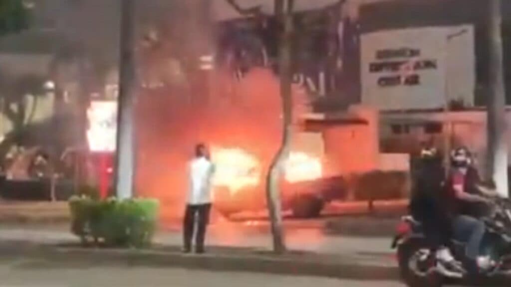 Deflagrație devastatoare în fața unui centru comercial din Ecuador: o victimă și numeroși răniți