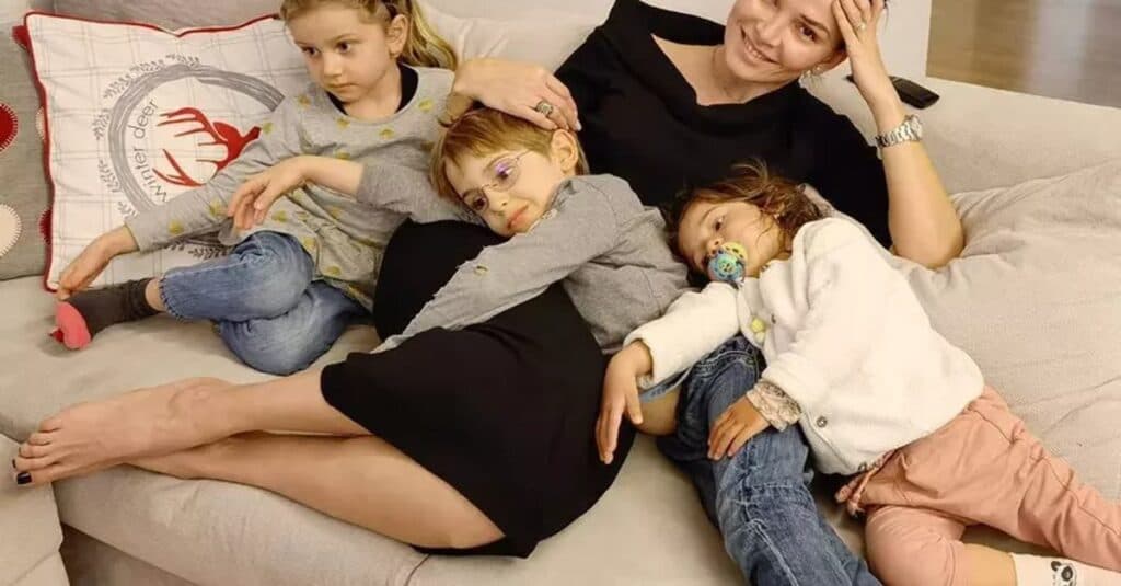 Alinei Pușcaș îi este greu după operația fiicei sale mijlocii: „Sunt obosită de spitale!”