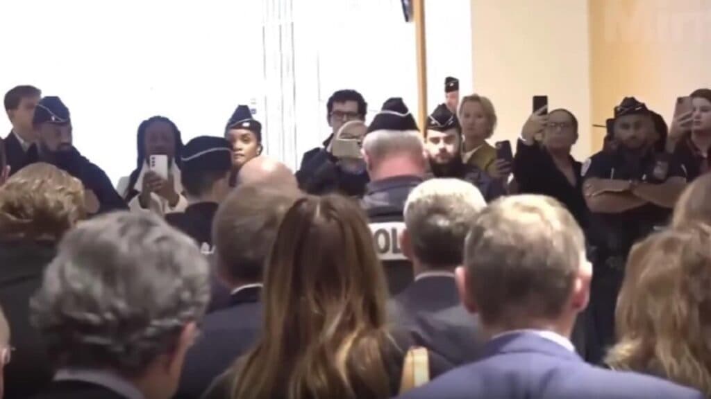 Nicolas Sarkozy, fost lider al Franței, se îndreaptă spre închisoare și plănuiește să-și pună gândurile pe hârtie