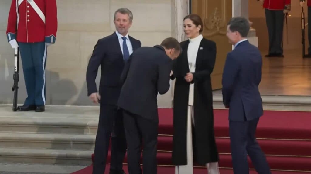 Macron comite o eroare uriașă: sărută mâna Reginei Danemarcei, în timp ce Nicușor Dan rămâne „omul din umbră” în fotografia cu familia regală
