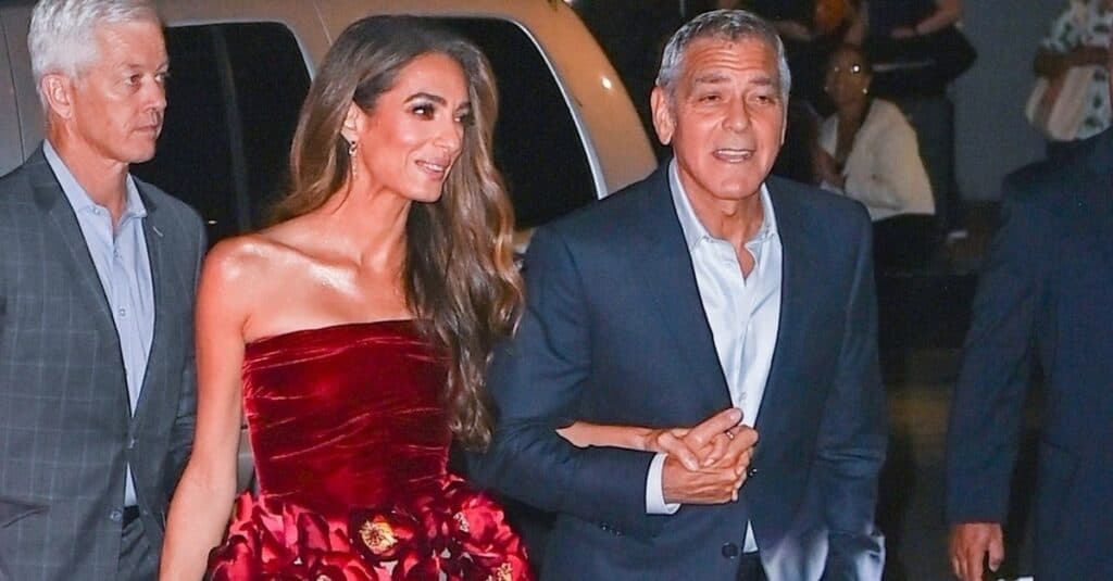 George Clooney își protejează soția strălucitoare! Amal a fost vedeta serii pe covorul roșu
