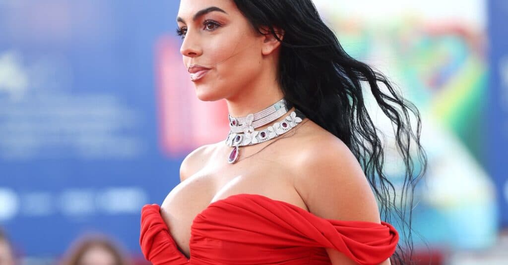 Georgina Rodríguez a impresionat la Paris Fashion Week cu bijuterii de milioane de euro, aducând un plus de strălucire iubitei lui Cristiano Ronaldo