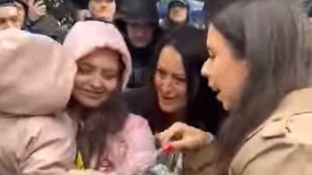 Gest emoționant la Buftea: jurnalista Alessia Păcuraru a dăruit dulciuri micuților participanți la evenimentul de sprijin pentru Călin Georgescu