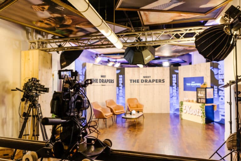 Descoperă experiența fascinantă de a te prezenta în emisiunea de pitching „Meet the Drapers” a miliardarului VC Tim Draper