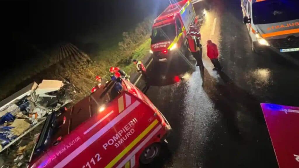 Coliziune devastatoare între o autobasculantă și un autocamion pe DN13, în județul Mureș: un bărbat și-a pierdut viața