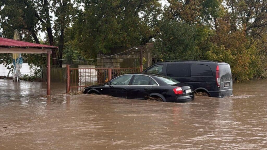 Constănțenii mai au de înfruntat 3 ore de teroare! Meteorologii au EXTINS alerta ROȘIE pentru precipitații intense