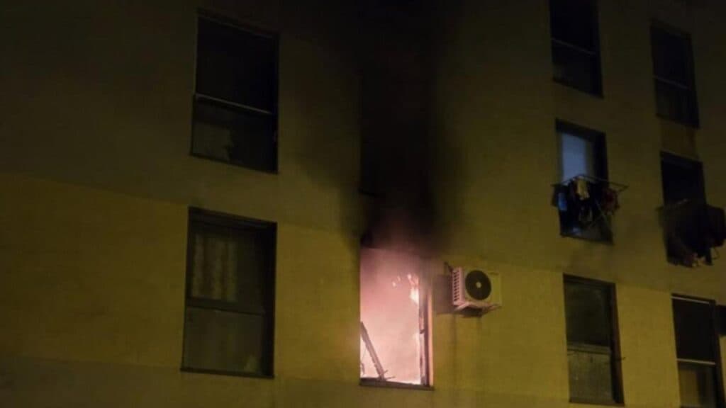 Flăcări devastatoare într-un imobil din Timișoara: 80 de persoane evacuate, iar trei victime, printre care un copil, au fost transportate la spital
