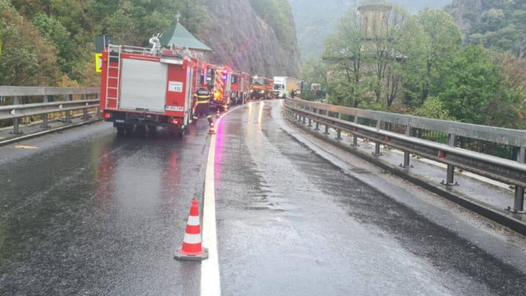 Flăcări la chiliile Mănăstirii Cozia Veche. Traficul pe DN 7 este afectat de intervenția masivă a pompierilor