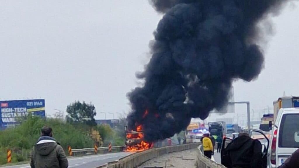 Flăcări devastatoare pe A1: circulația suspendată după ce un TIR a fost cuprins de foc în timpul deplasării