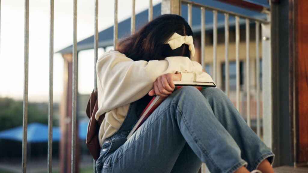 Conflict violent într-un liceu din Slobozia: o adolescentă de 15 ani, agresată de trei colegi mai mari. Autoritățile s-au implicat