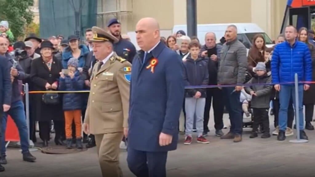 Bolojan, onorat cu covor roșu și imnul național, în Oradea