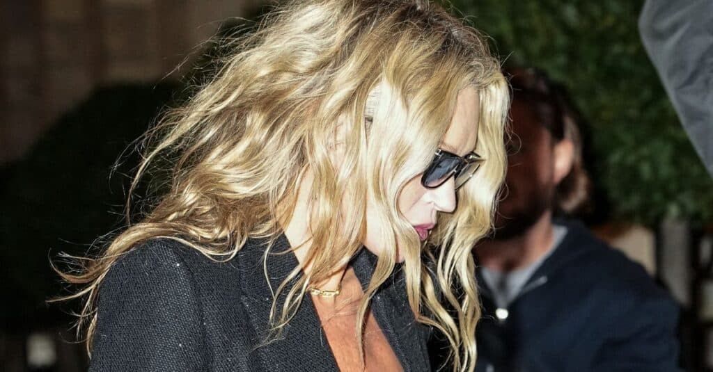 Kate Moss își etalează frumusețea neconvențională pe străzile pariziene, stârnind priviri admirative de la toți cei din jur