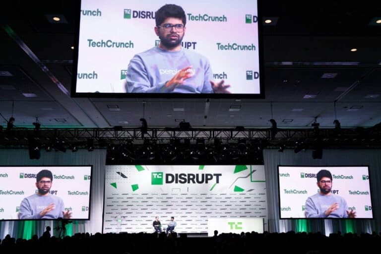 Mai puțin de 24 de ore până la aterizarea a 10.000 de antreprenori, investitori și inovatori la TechCrunch Disrupt 2025 — și prețurile biletelor vor crește