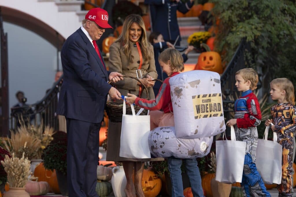 Halloween de poveste la Casa Albă: Melania și Donald Trump, surprize și decoruri deosebite pentru cei mici