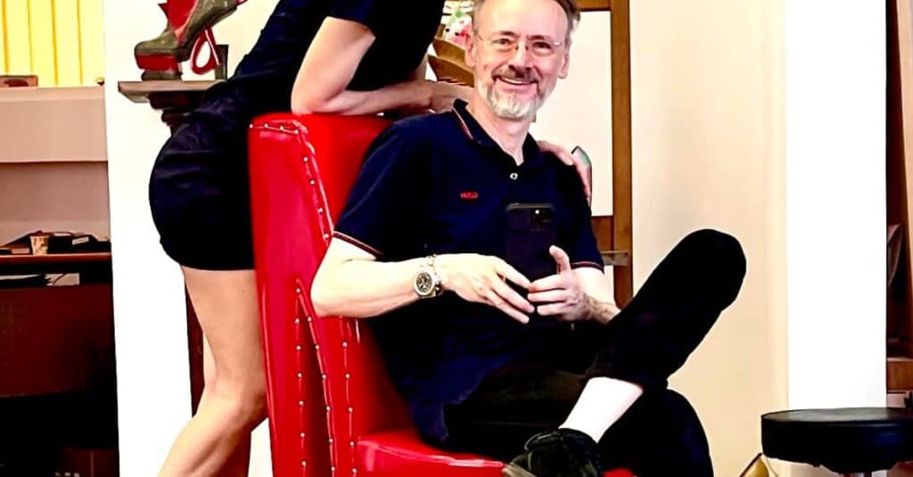 Mihai Albu deschide sezonul reducerilor: „Soția îmi promovează creațiile.” Ce preț au sandalele de nuntă și pantofii de Revelion?
