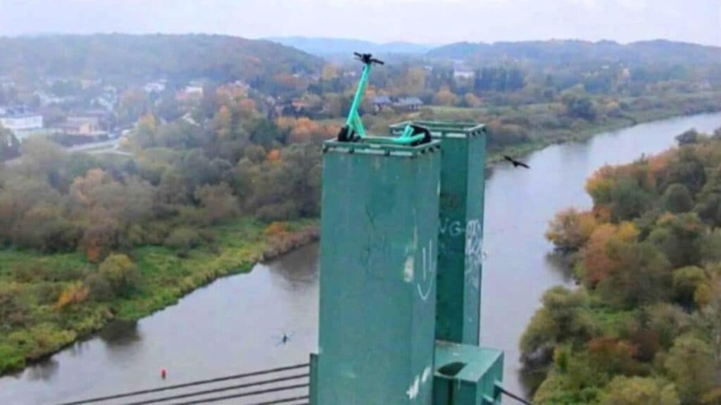 Enigmă în Polonia: O trotinetă electrică descoperită pe un pod de 40 de metri înălțime, iar intervenția pompierilor a durat trei ore