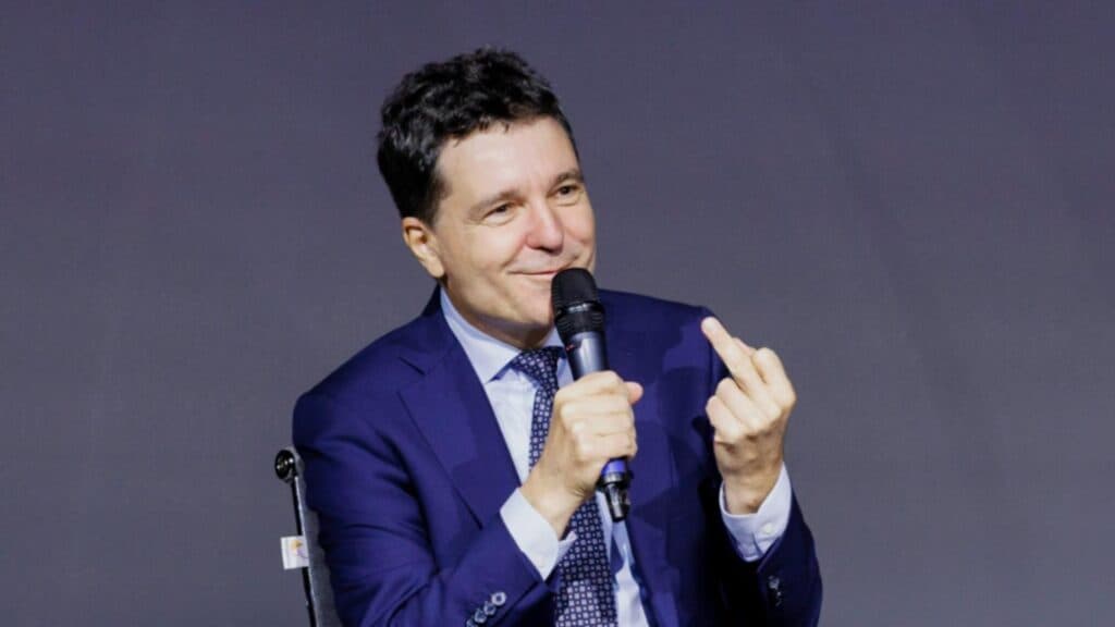 Nicușor Dan comunică prin gesturi, iar președintele devine viral. Momentul emblematic al “degetului prezidențial” a captat atenția globală