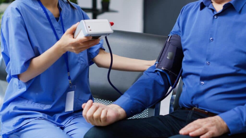 Regulile recente din SUA fac ca un miliard de oameni sănătoși să devină brusc pacienți cronici dependenți de medicamente